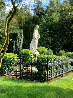 Trauernde Engels-Skulptur auf dem Friedhof Varel. Bild: © Heidrun Bleß.