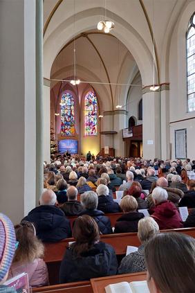 Über 520 Gemeindemitglieder wohnten dem Gründungsgottesdienst bei.