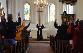 Bewegung zum Warmwerden beim Eröffnungsgottesdienst mit Meike von Fintel