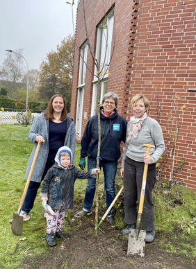 Imke Diefenbach-Janßen, Gabi Willich und Britta Hansen-Maschke pflanzten zusammen mit Jannik den Jubiläumsbaum der Ev. Familien-Bildungsstätte vor dem Familienzentrum West. 